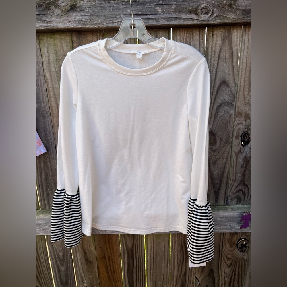 👗beachlunchlounge Cream Top with Black Striped Sleeves